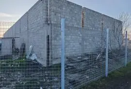 Строительство заборов из сетки рабицы